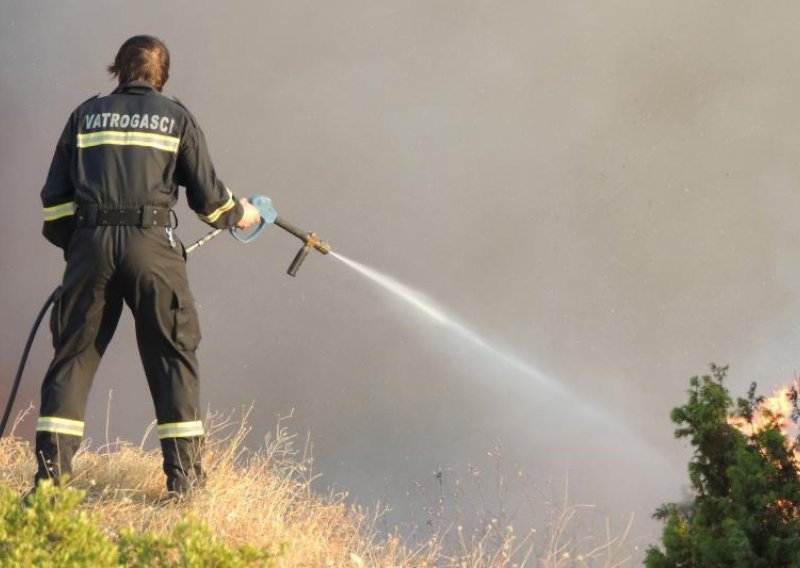 Na Hvaru izgorjelo 90 hektara