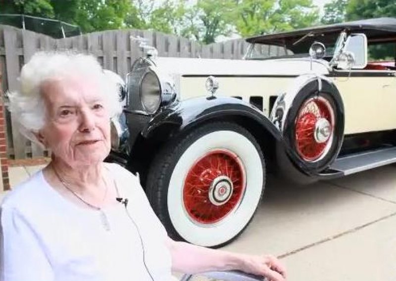 Ima 102 godine i vozi auto star 82
