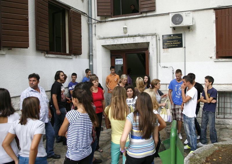 Osamnaest učenika odlučilo ostati u školi u Kaštel Štafiliću