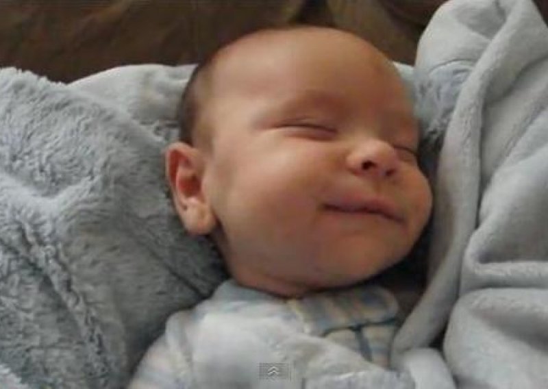 Pogledajte cijeli raspon raspoloženja na licu bebe