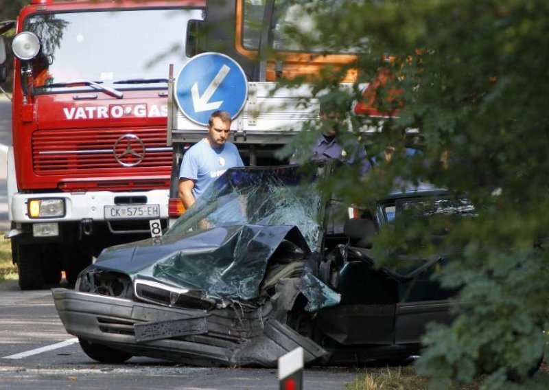 U nesreći šestero ozlijeđenih, trogodišnje dijete bori se za život