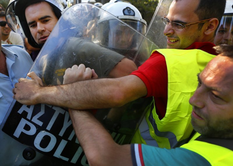 Rat policajaca na ulicama Atene