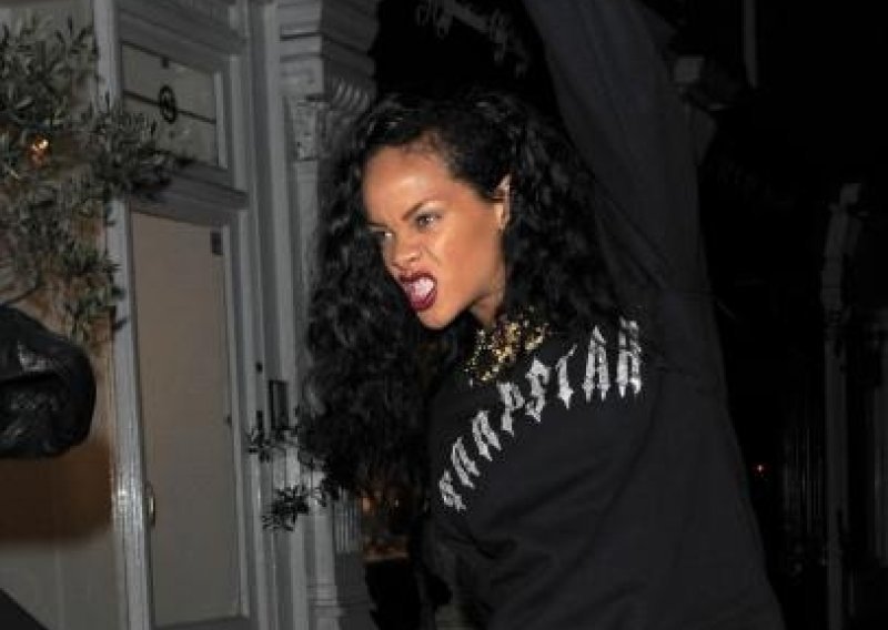 Rihanna pobjesnila na obožavatelje