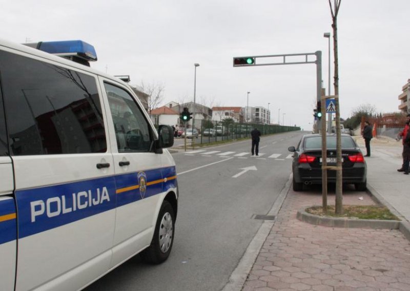 Učenica prelazila cestu na crveno svjetlo, pokupio je auto