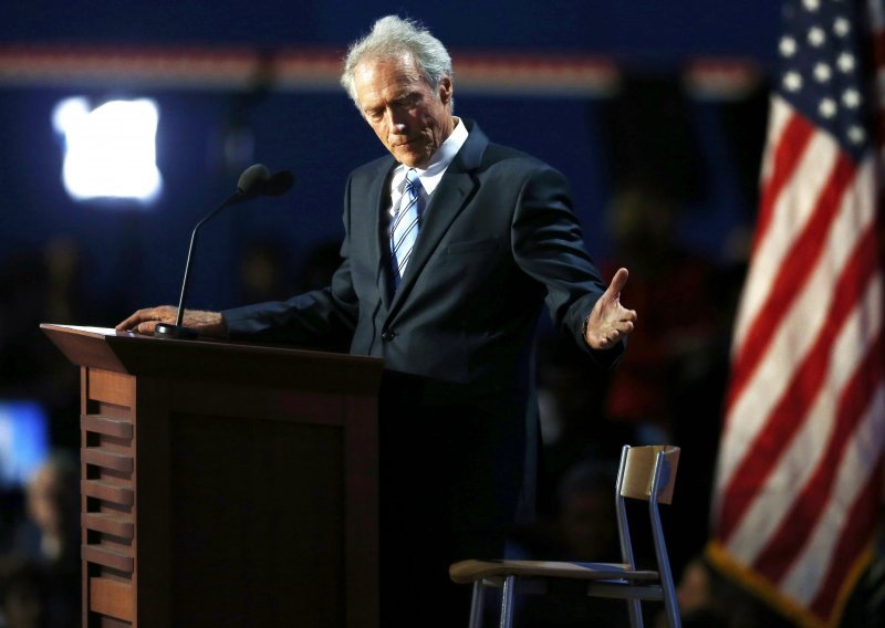 Clint Eastwood napao stolicu s nevidljivim Obamom