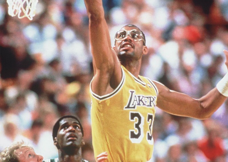 Kareem Abdul-Jabbar dobiva svoju statuu ispred Staples Centera