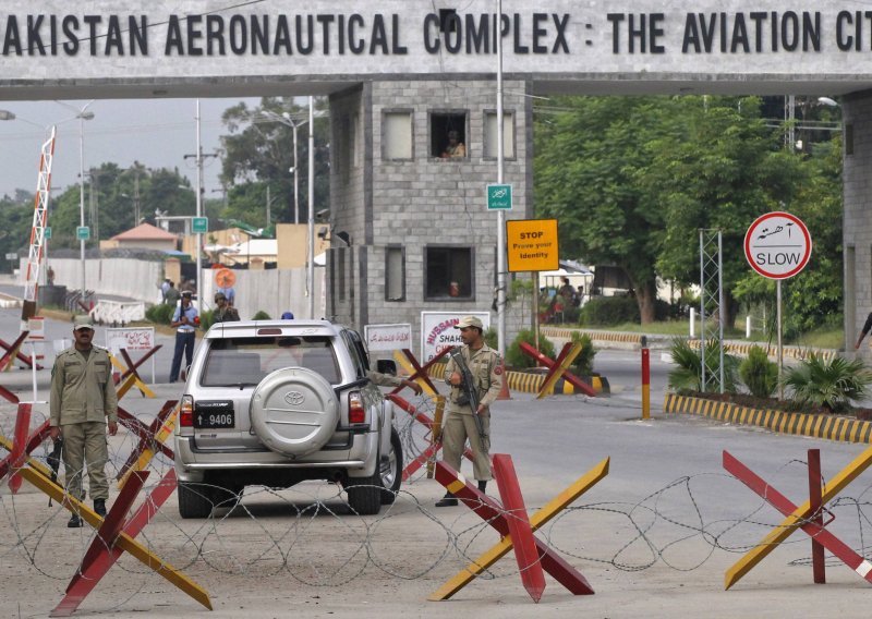 Islamistički militanti napali zrakoplovnu bazu u Pakistanu
