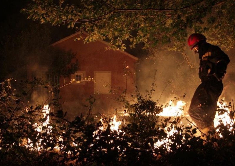 Wild-fires disrupt traffic in south Croatia