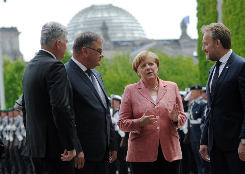 Merkel: Pomoći ćemo BiH kad popusti oko Hrvatske