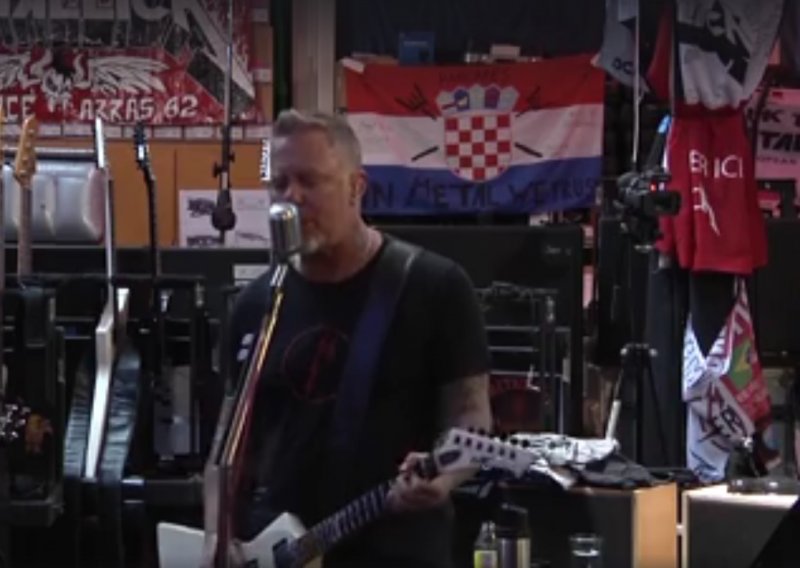 Metallica u prostoriji za probe drži našu zastavu