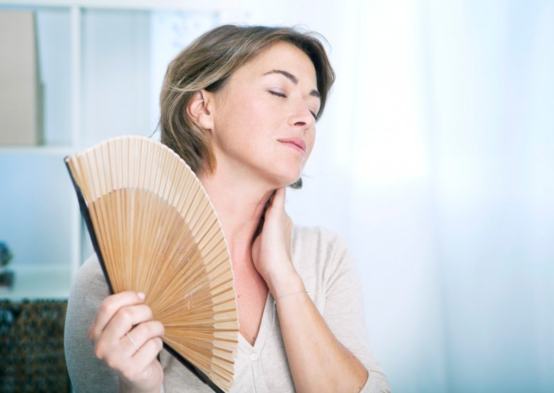 Neugodni simptomi menopauze: kako ih prirodno ublažiti?