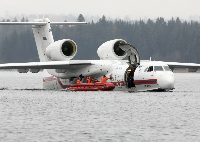 Neustrašivi Berlusconi avionom provozao Putina