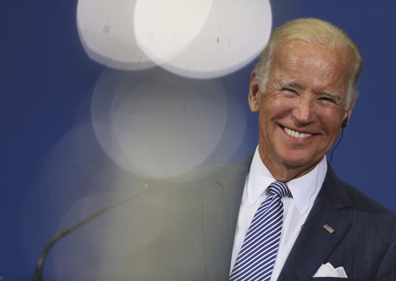 Biden Srbiju zamijenio Hrvatskom i izveo cirkus pred zastavom