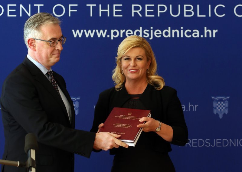Hrvatin službene rezultate izbora uručio predsjednici države