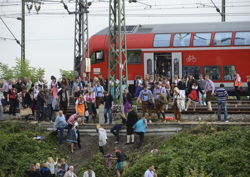 Putnici blokirani u vlaku jer je strojovođi završila smjena