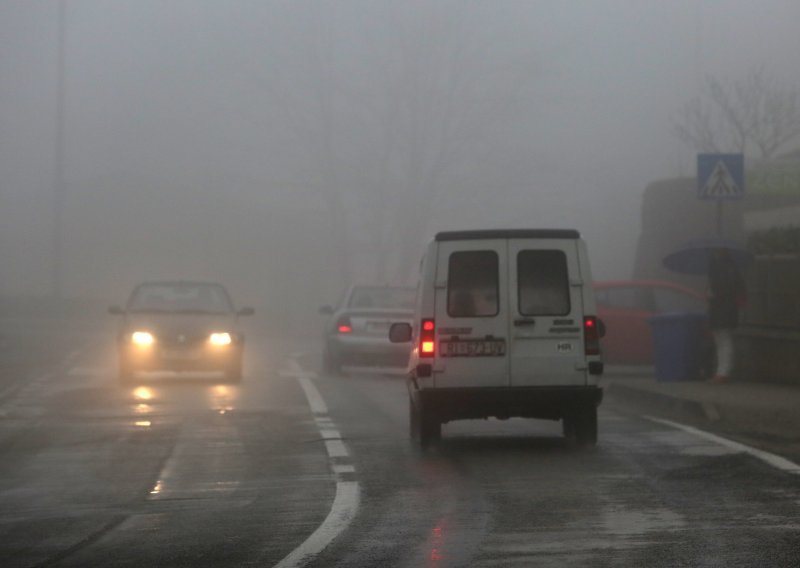 Oprez u prometu; ceste su mokre, a magla smanjuje vidljivost