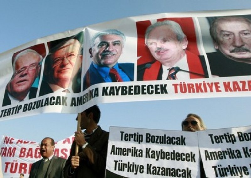 Uhićeno 30 Turaka zbog sumnje u vojni udar