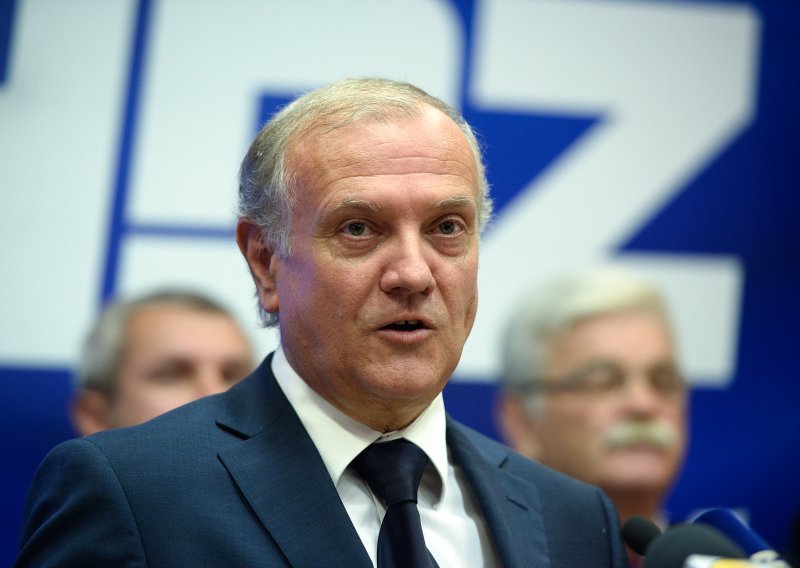 Ministar Bošnjaković završio u bolnici, ugrađena mu dva stenta
