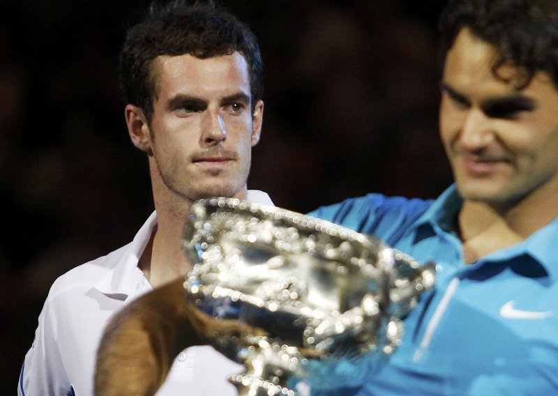 Federer pobijedio pa tješio uplakanog Murraya