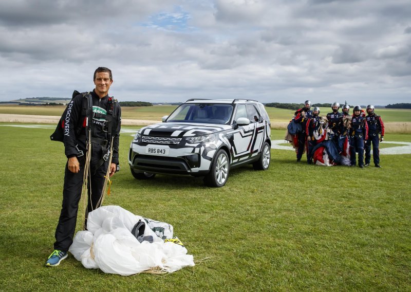 Bear Grylls testirao tehnologiju na LR Discoveryu skačući s padobranom