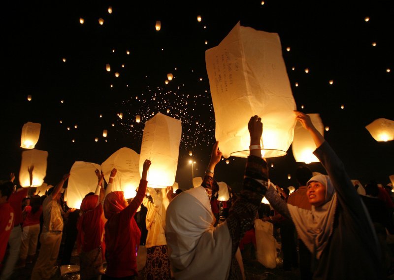 Deset tisuća lampiona zasvijetlilo iznad Džakarte