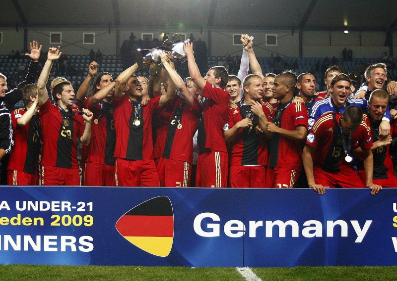 Mladi Nijemci deklasirali Engleze za prvi naslov