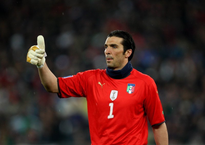 Buffon će biti zamjena Van der Saru?