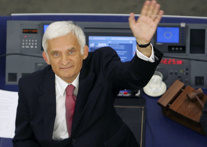 Buzek se ne želi izjasniti o slovensko-hrvatskom sporu