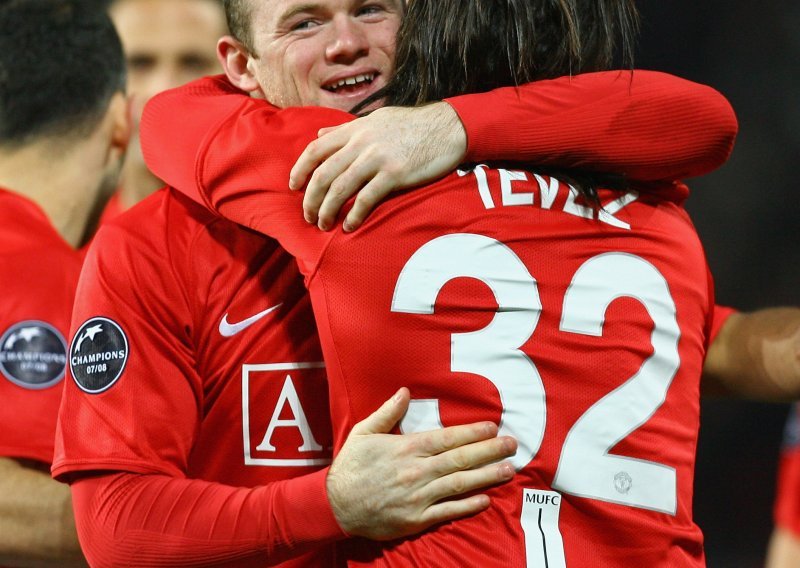 Rooney skočio protivniku na prsa