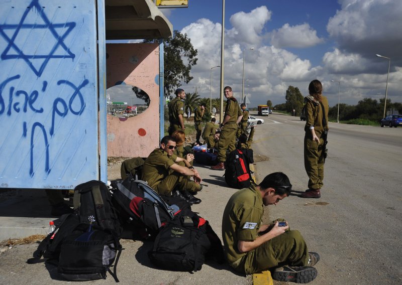 Izraelska vojska se povuka s nekih položaja oko Gaze