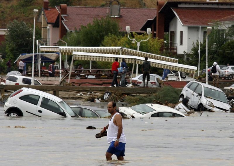 U poplavama u Turskoj 30 mrtvih