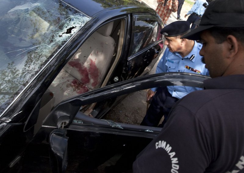 Ministar ranjen, njegov vozač ubijen u napadu