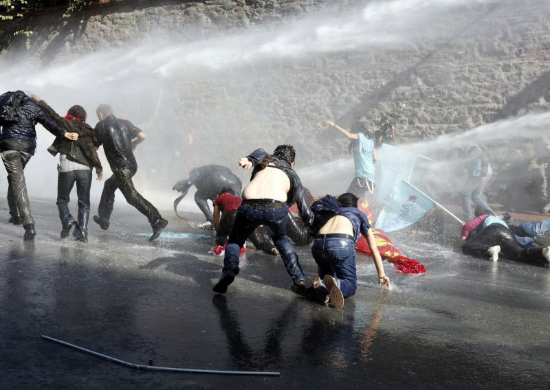 Vodenim topovima i suzavcem na prosvjednike u Istanbulu
