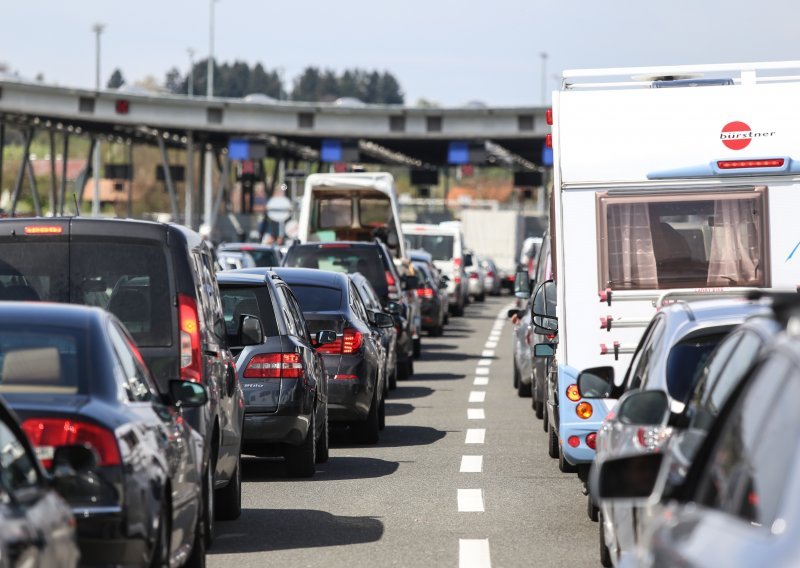 Na granicama višesatne gužve: Putnici izlaze iz autobusa i granicu prelaze pješice