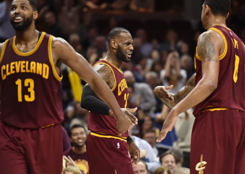 LeBron uništio Knickse, Golden State ubacio 50 koševa u četvrtini