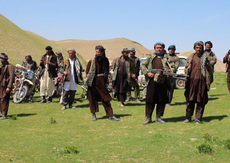 Afganistanski talibani ubili najmanje 12 ljudi u napadu auto-bombom na vojnu bazu