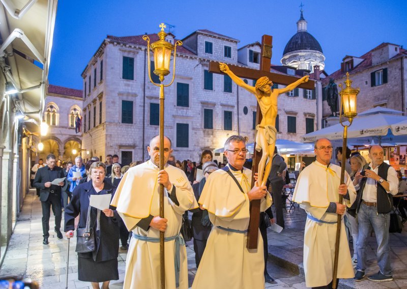 Tradicionalna procesija Gradom s relikvijom drveta Isusovog križa