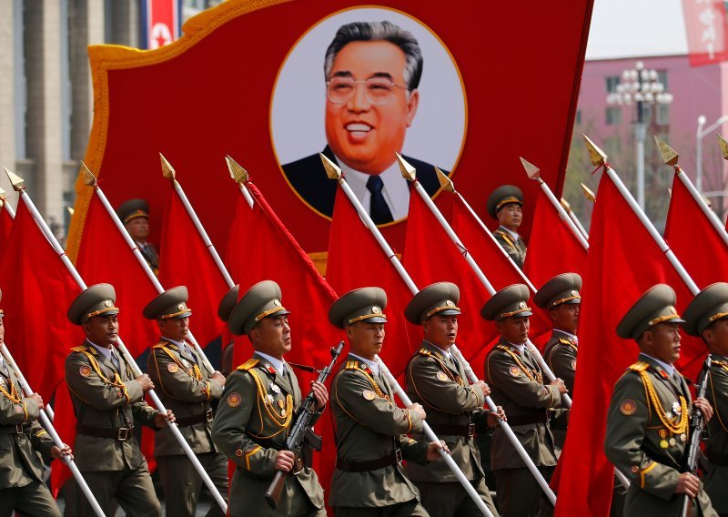 Vojnom paradom Sjeverna Koreja proslavila 105. rođendan Kim II Sunga