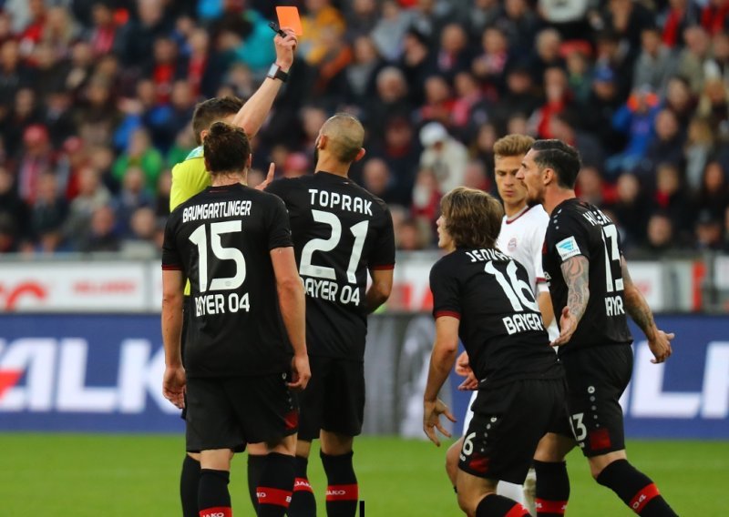 Crveni karton mladog Hrvata ništa nije pomogao posrnulom Bayernu!