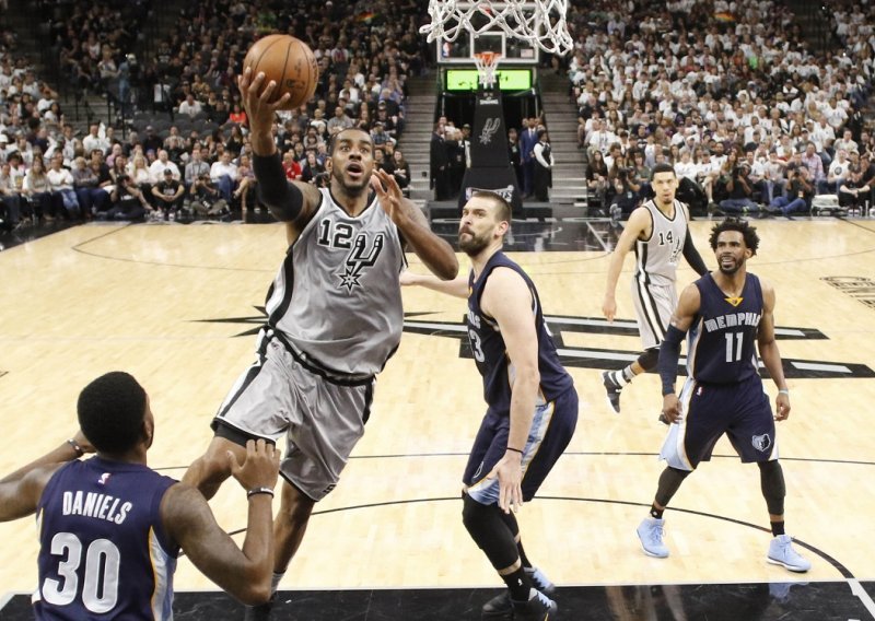 San Antonio Spursi šampionski otvorili doigravanje NBA lige