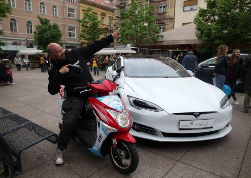 Gužva na Cvjetnom trgu: svi su željeli isprobati Tesla vozila