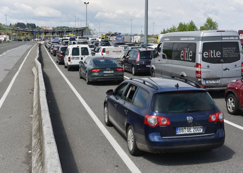 Na Macelju vozači automobila čekaju 45 minuta, a na Bregani pola sata