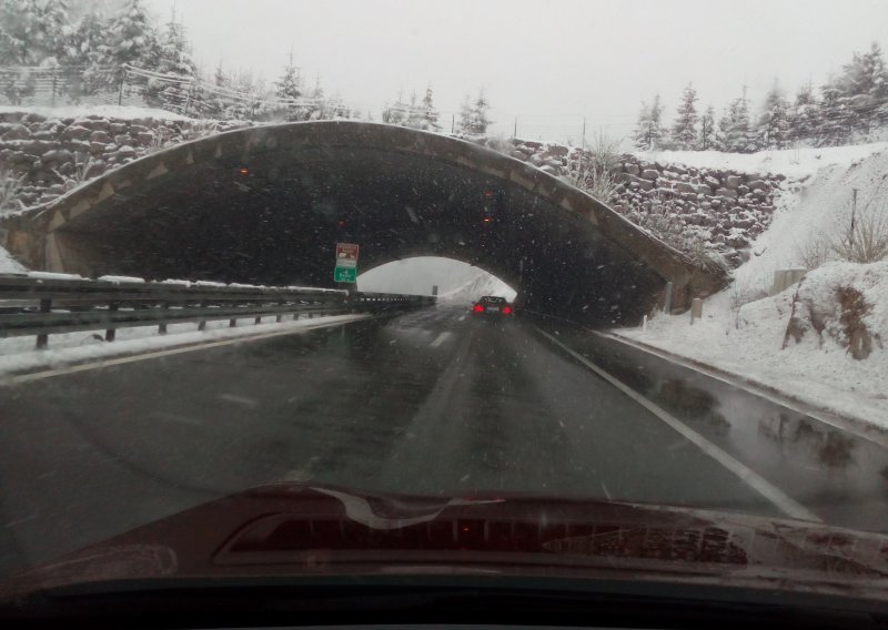 Bura i snijeg i danas stvaraju probleme u prometu, pogledajte gdje