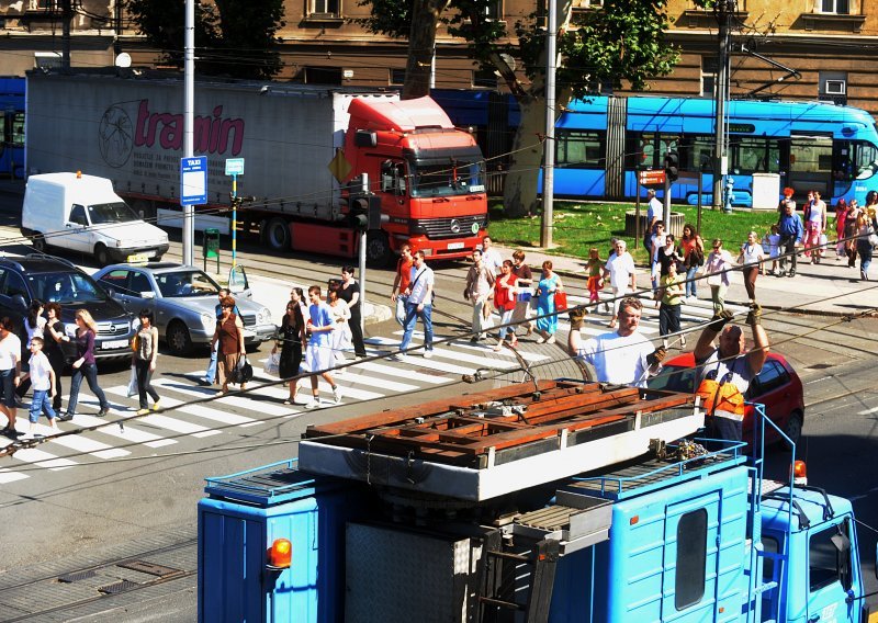 Kamion potrgao vodove, zaustavljeni tramvaji