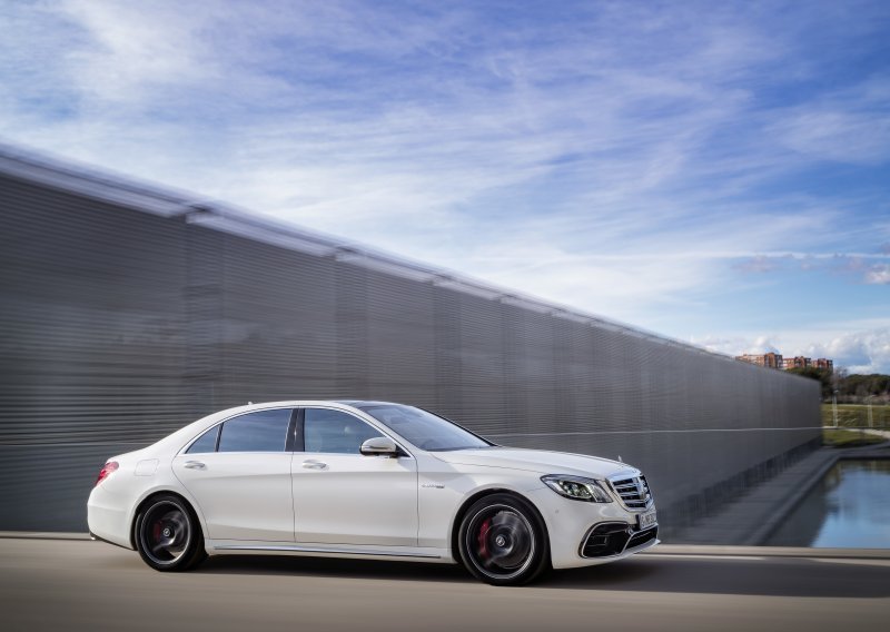 Motorima redizajnirane S-klase Mercedes se vraća u prošlost, a autonomnim funkcijama naviješta budućnost