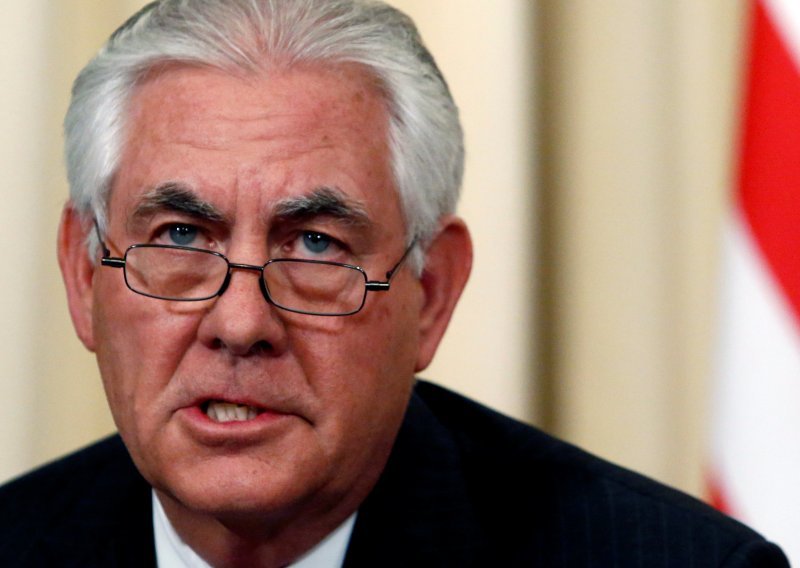 Neću se baviti nevažnim stvarima, odgovorio je Tillerson na pitanje je li Trumpa nazvao 'debilom'