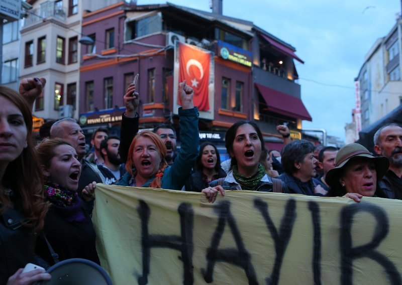 Prva uhićenja u istanbulskim četvrtima koje nisu naklonjene Erdoganu