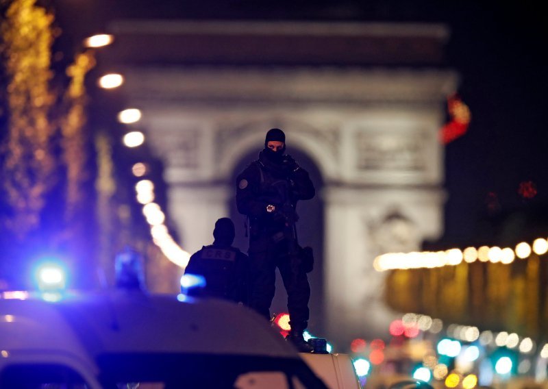 U centru Pariza ubijen policajac, Islamska država preuzela odgovornost, identificiran napadač