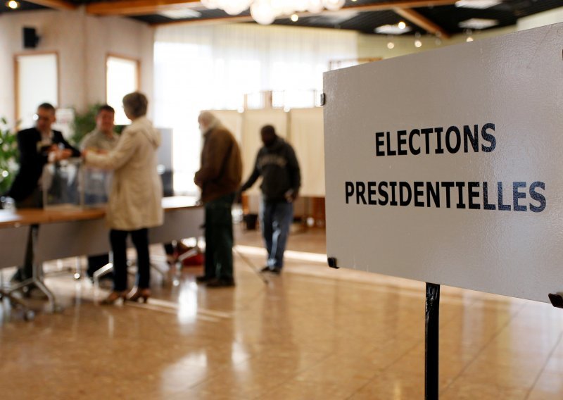 Otvorena birališta u Francuskoj na najneizvjesnjim izborima do sada