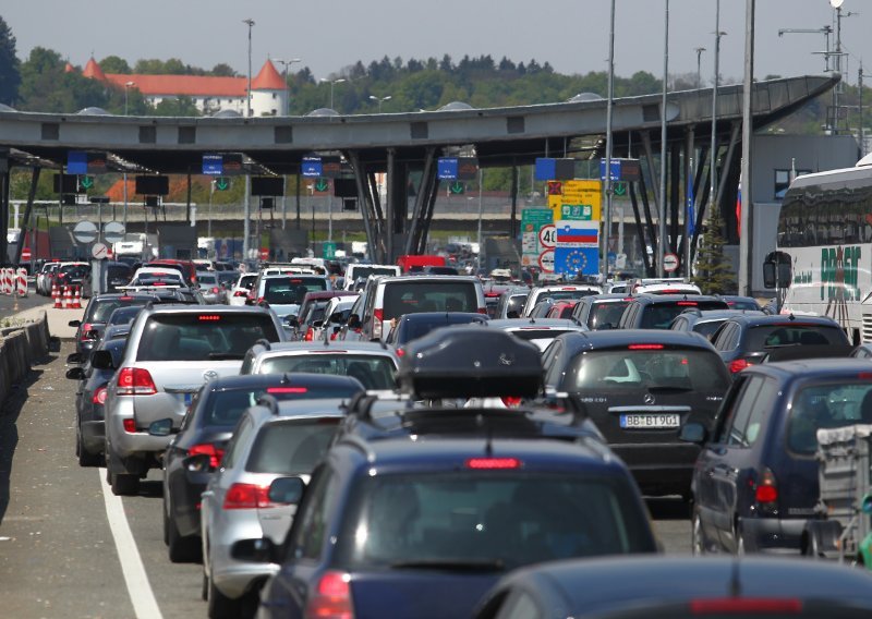 Na graničnim prijelazima čeka se oko pola sata, na Bregani čekanje za autobuse sat i 45 minuta